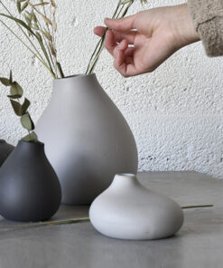 SveaPynt - StoreFactory Källa Small light grey low ceramic vase